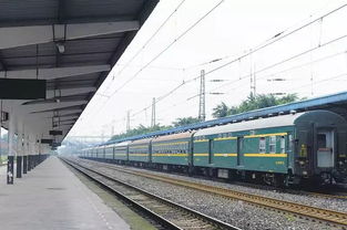 坐上這列綠皮火車,從菜園壩出發,時光很慢,古鎮悠悠