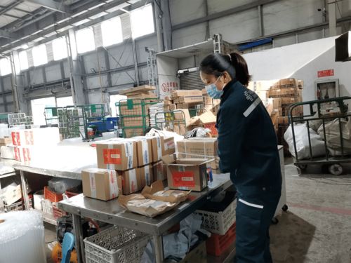 年貨 開啟 春運 模式 臘味 水果 特產已 在路上