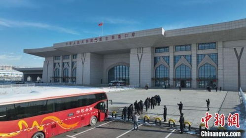 新疆霍爾果斯公路口岸恢復客運通關 迎來首批出入境旅客