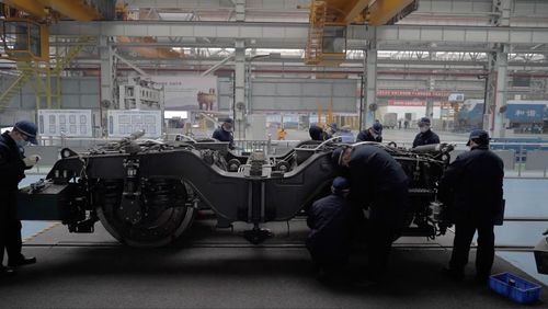 新華全媒 春運幕后繁忙的機車工廠與客運中心